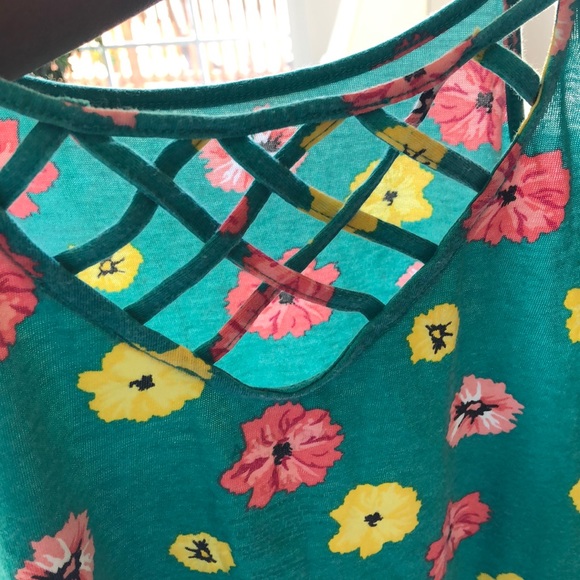 Girls floral top. - Picture 2 of 5